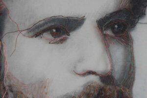 "Νικόλαος Γύζης", 2022, κάρβουνο, ύφασμα, κλωστή, μετάξι, 70 x 50 cm (λεπτομέρεια) "Νικόλαος Γύζης", 2022, κάρβουνο, ύφασμα, κλωστή, μετάξι, 70 x 50 cm (λεπτομέρεια)