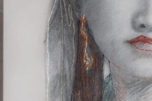 "Μαριγώ Ζαρίφη", 2021, κάρβουνο σε καμβά, ύφασμα, κλωστή, μετάξι, 70 x 50cm (λεπτομέρια) "Μαριγώ Ζαρίφη", 2021, κάρβουνο σε καμβά, ύφασμα, κλωστή, μετάξι, 70 x 50cm (λεπτομέρια)